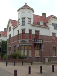 820365 Gezicht op het hoekpand Burgemeester Reigerstraat 78 (Wijkbureau Oost ) te Utrecht; rechts de Van Hogendorpstraat.